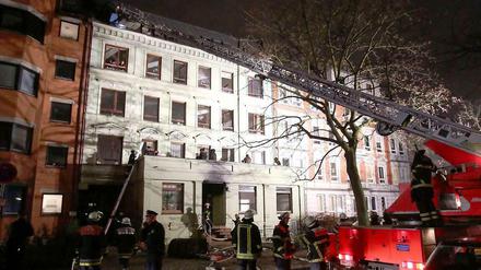Bei dem Brand im Stadtteil Eimsbüttel kamen am Mittwochabend eine 33-jährige Mutter sowie ihre beiden sechs und sieben Jahre alten Jungen ums Leben. Ein Sprecher der Feuerwehr sprach von einem der schlimmsten Brände seit Jahren. 