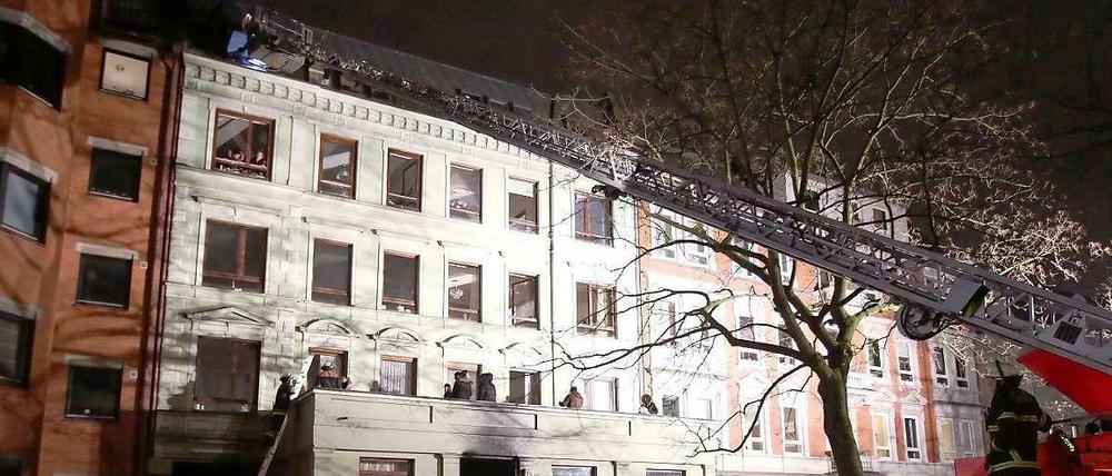 Bei dem Brand im Stadtteil Eimsbüttel kamen am Mittwochabend eine 33-jährige Mutter sowie ihre beiden sechs und sieben Jahre alten Jungen ums Leben. Ein Sprecher der Feuerwehr sprach von einem der schlimmsten Brände seit Jahren.