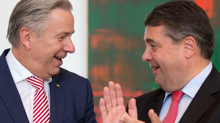 Wegen der Steuer-Affäre um André Schmitz stärkt SPD-Chef Sigmar Gabriel (r) Berlins Regierendem Bürgermeister Klaus Wowereit den Rücken.
