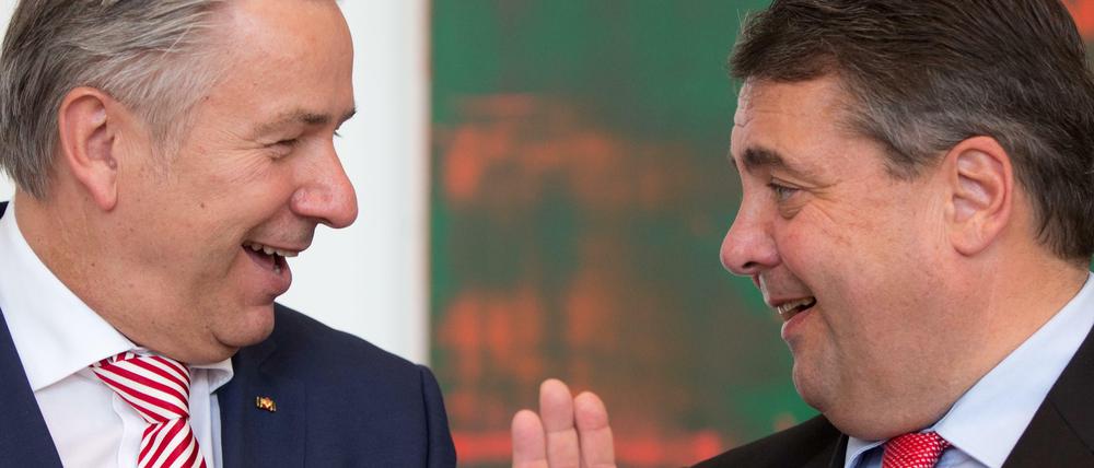 Wegen der Steuer-Affäre um André Schmitz stärkt SPD-Chef Sigmar Gabriel (r) Berlins Regierendem Bürgermeister Klaus Wowereit den Rücken.