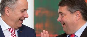 Wegen der Steuer-Affäre um André Schmitz stärkt SPD-Chef Sigmar Gabriel (r) Berlins Regierendem Bürgermeister Klaus Wowereit den Rücken.