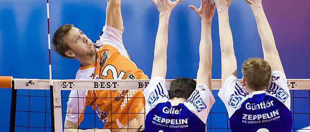 Berlins Paul Carroll steht gut in der Luft, am Ende durfte er mit den Volleys jubeln.