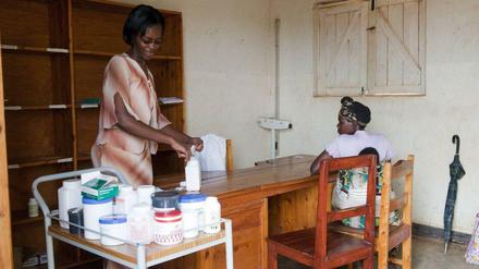 Ruanda. Eine Ärztin in einer ländlichen Arzneiausgabe gibt Medizin an Patientin aus.