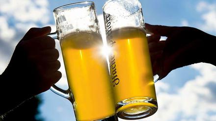 „Biernominierung“ heißt das Online-Trinkspiel, bei dem die Teilnehmer ein alkoholisches Getränk – meist einen halben Liter Bier – „auf ex“ trinken müssen. 