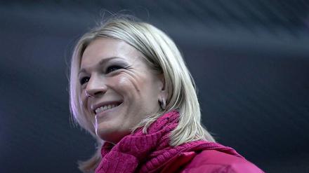 Besondere Ehre. Maria Höfl-Riesch trägt die deutsche Fahne bei der Eröffnungsfeier.