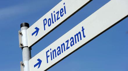 Sind wir Berliner Steuersünder? Unser Autor hat sich auf die Suche nach einem Steuersünder-Strafrichter gemacht und mit ihm über Steuersünder gesprochen. Die bleiben, soweit sie Reue zeigen und je nach Höhe des Schadens, oft von der Anklagebank verschont.