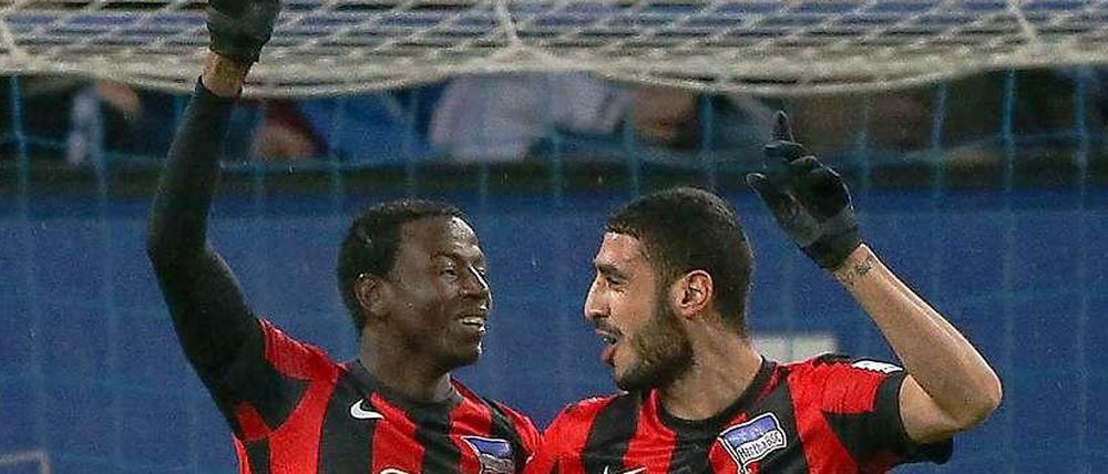Grund zur Freude: "Schlüsselspieler" Adrian Ramos (l.) und "Spielmacher" Tolga Cigerci gewinnen mit Hertha BSC beim Hamburger SV 3:0.