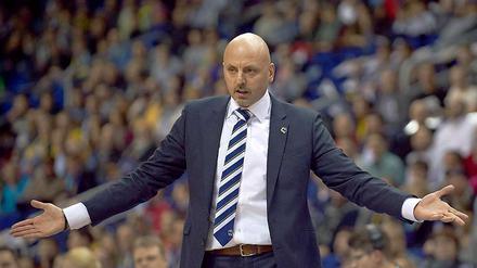 Ja was? Albas Trainer Obradovic beobachtet mit gemischten Gefühlen das Tun seines Teams.