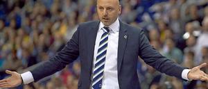 Ja was? Albas Trainer Obradovic beobachtet mit gemischten Gefühlen das Tun seines Teams.