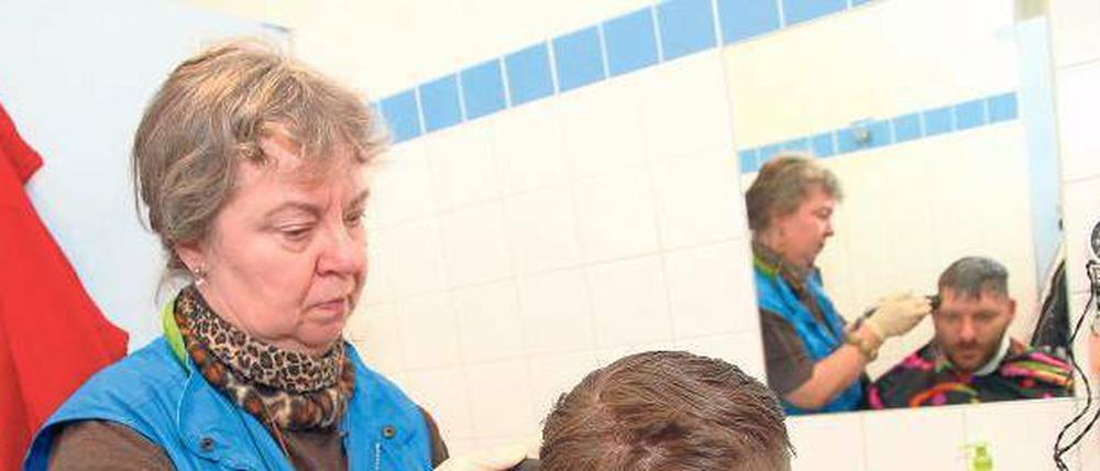 Bei ihrer Arbeit trägt Franziska Dinter Handschuhe, um sich vor möglichen Krankheiten zu schützen.