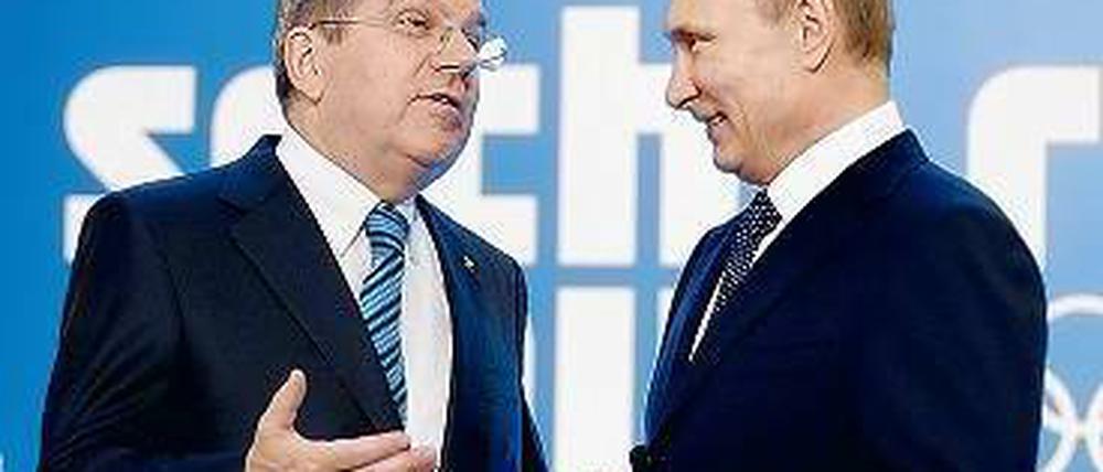 Bach (links) und Putin. Foto: AFP