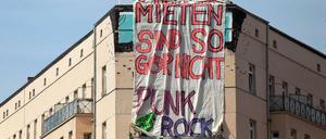 Hohe Mieten sind so gar nicht Punk Rock, finden immer mehr Berliner. Immobilienexperten beruhigen: Die Mieten in der Hauptstadt steigen nur noch halb so hoch, wie im Vorjahr. 