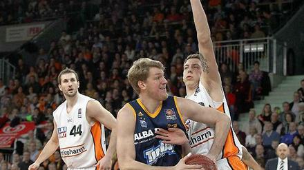 Neben Logan einer der Besten bei Alba: Jan-Hendrik Jagla, hier gegen Ulms Daniel Theis (r.)