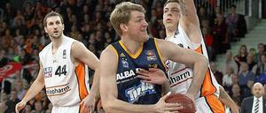 Neben Logan einer der Besten bei Alba: Jan-Hendrik Jagla, hier gegen Ulms Daniel Theis (r.)