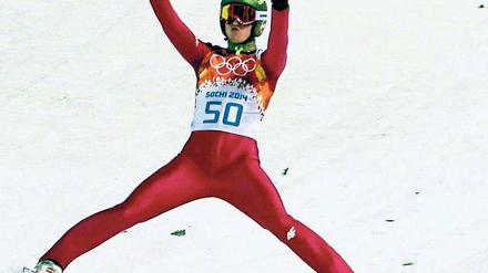 Bremst auch für Gold. Kamil Stoch bejubelt nach dem zweiten Sprung seinen Sieg. 