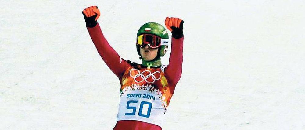 Bremst auch für Gold. Kamil Stoch bejubelt nach dem zweiten Sprung seinen Sieg. 