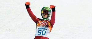 Bremst auch für Gold. Kamil Stoch bejubelt nach dem zweiten Sprung seinen Sieg. 