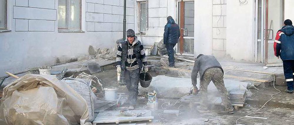 Staubiger Endspurt. Immer mehr Sportler, Journalisten und andere Olympia-Gäste kommen in Sotschi an – und finden wie hier in Krasnaja Poljana unfertige Hotels vor.