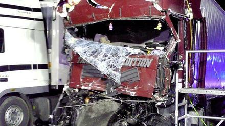 Der Fahrer dieses schwer beschädigten Lkw wurde schwer verletzt.