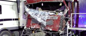 Der Fahrer dieses schwer beschädigten Lkw wurde schwer verletzt.