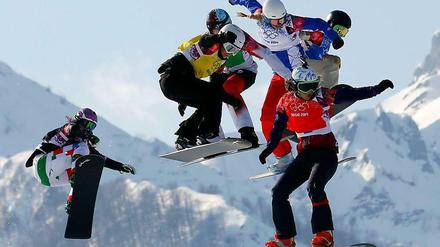 Völlig losgelöst. Die Snowboardcrosser heben im Finale ihres Wettbewerbs im wahrsten Wortsinne ab. Die spätere Olympiasiegerin Eva Samkova ist schon ganz vorn.