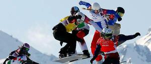 Völlig losgelöst. Die Snowboardcrosser heben im Finale ihres Wettbewerbs im wahrsten Wortsinne ab. Die spätere Olympiasiegerin Eva Samkova ist schon ganz vorn.