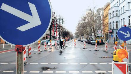 Dauerproblem. Erst vor sieben Jahren ist die Fahrbahn an der Potsdamer Straße/ Ecke Pohlstraße in Tiergarten erneuert worden. Nun ist die Kreuzung erneut gesperrt. Für wie lange weiß niemand. 