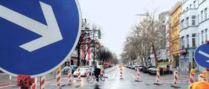 Dauerproblem. Erst vor sieben Jahren ist die Fahrbahn an der Potsdamer Straße/ Ecke Pohlstraße in Tiergarten erneuert worden. Nun ist die Kreuzung erneut gesperrt. Für wie lange weiß niemand.