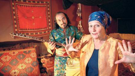 DEN HERRSCHER UMGARNEN. Annette Hartmann und Derya Takkali erzählen orientalische Märchen – mit Sprache und Musik. 