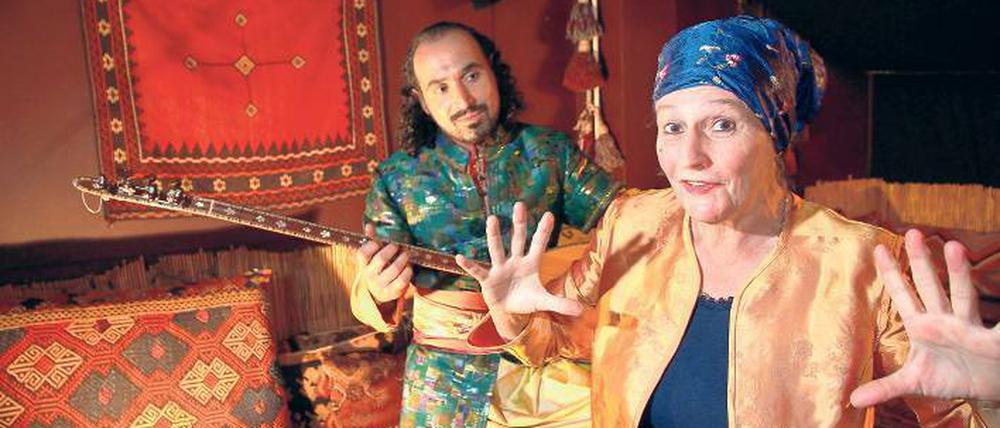 DEN HERRSCHER UMGARNEN. Annette Hartmann und Derya Takkali erzählen orientalische Märchen – mit Sprache und Musik. 