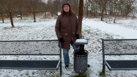 Krimi-Tatort. Autorin Beate Vera am früheren Mauerweg in Lichterfelde, wo ihre Hauptfigur Lea Storm zwei Leichen findet.