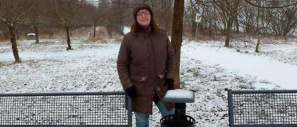 Krimi-Tatort. Autorin Beate Vera am früheren Mauerweg in Lichterfelde, wo ihre Hauptfigur Lea Storm zwei Leichen findet.