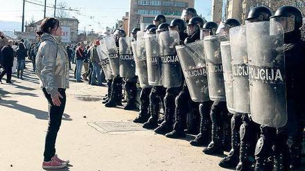 Konfrontation. In der Hauptstadt Sarajevo und vielen anderen Orten des Landes kam es zu Zusammenstößen mit der Polizei und schweren Verwüstungen. 