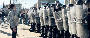 Konfrontation. In der Hauptstadt Sarajevo und vielen anderen Orten des Landes kam es zu Zusammenstößen mit der Polizei und schweren Verwüstungen. 