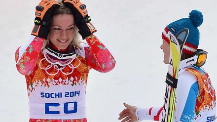 Eins und zwei. Maria Höfl-Riesch empfängt die Glückwünsche der Silbermedaillengewinnerin Nicole Hosp.