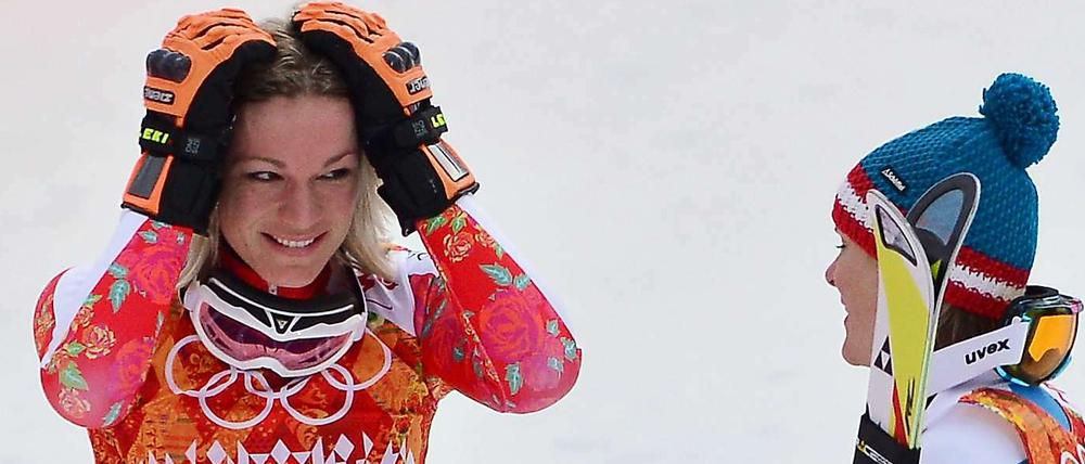 Eins und zwei. Maria Höfl-Riesch empfängt die Glückwünsche der Silbermedaillengewinnerin Nicole Hosp.
