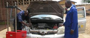 Ein Schüler und sein Ausbilder in der Berufsbildungsschule Eteka.