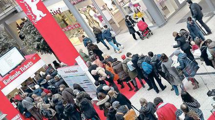 Stehen, stehen, stehen. Selbst wer ganz vorne ist, hat keine Chance auf einen Platz im Wettbewerbsfilm. Eine Bildergalerie zum Schlangestehen finden Sie unter: www.tagesspiegel.de/stadtleben. Foto: Imago