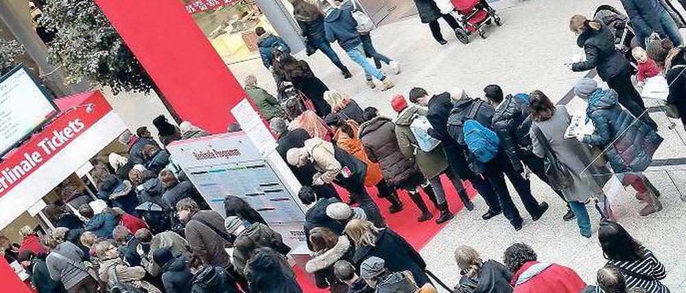Stehen, stehen, stehen. Selbst wer ganz vorne ist, hat keine Chance auf einen Platz im Wettbewerbsfilm. Eine Bildergalerie zum Schlangestehen finden Sie unter: www.tagesspiegel.de/stadtleben. Foto: Imago
