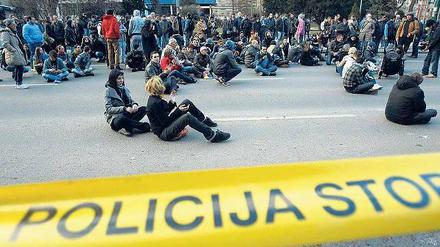 Sitzblockade vor einem Regierungsgebäude in Sarajevo.