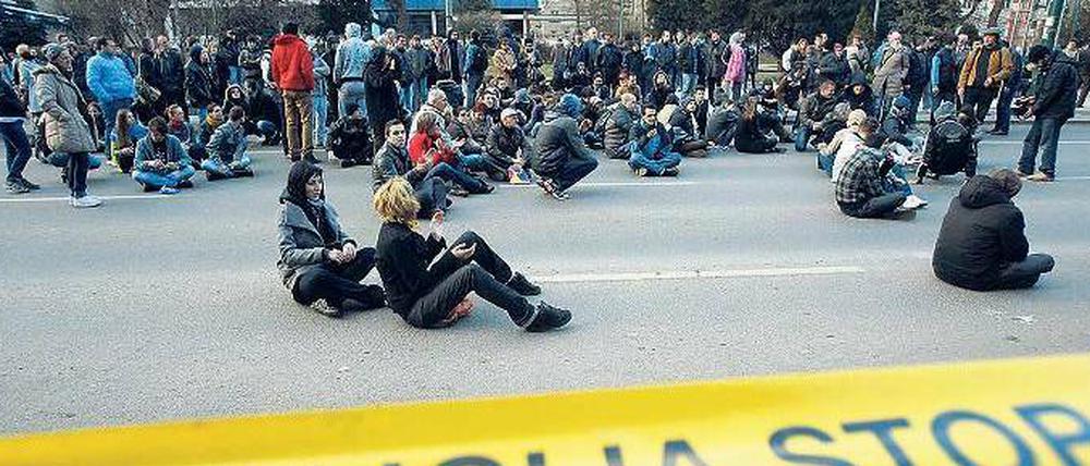 Sitzblockade vor einem Regierungsgebäude in Sarajevo.