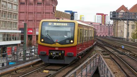 Ein Zug der Linie S7 auf der Stadtbahn.