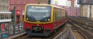 Ein Zug der Linie S7 auf der Stadtbahn.