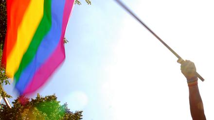 Wer schwenkt als Erster die Regenbogenfahne?