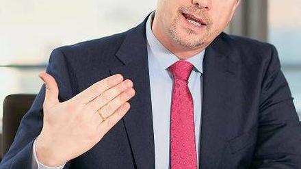 Sparkassen-Präsident Georg Fahrenschon rechtfertigt im Gespräch die Höhe der Dispozinsen der Banken.