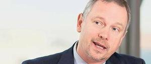 Sparkassen-Präsident Georg Fahrenschon rechtfertigt im Gespräch die Höhe der Dispozinsen der Banken.