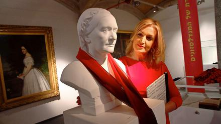 Fionnuala Mc Carthy mit der Büste von Clara Schumann in der Mendelssohn-Remise.