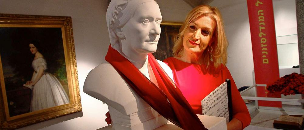 Fionnuala Mc Carthy mit der Büste von Clara Schumann in der Mendelssohn-Remise.