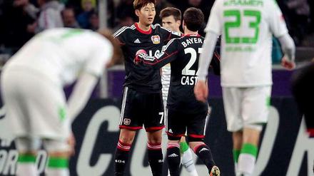 Bayer Leverkusens Son und Kollege Castro jubeln über das 1:0.