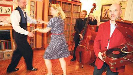 HAUPTSACHE, ES SWINGT. Stephan Wuthe und Lieselotte Schmidt in Wuthes Wohnzimmer, mit Zoltán Oláh (Bass) und Martin Zentner (piano).